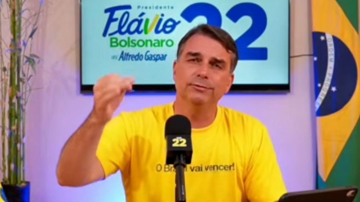 Flávio Bolsonaro diz que ação de Dino sobre 'Dark Horse' é tentativa de golpe