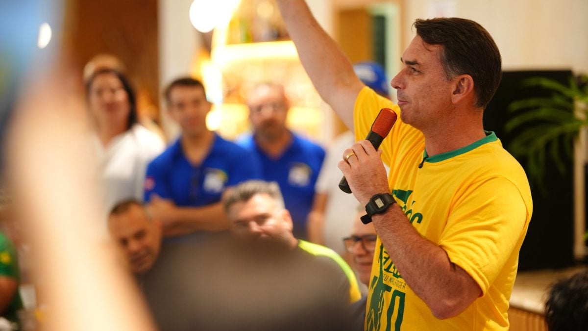 Em Belém, Flávio diz torcer por afastamento de Moraes do STF