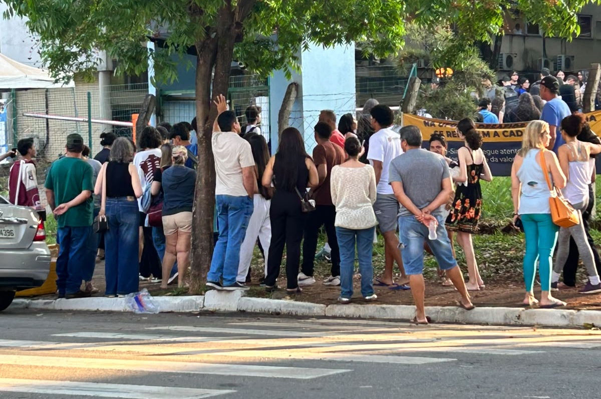 Milhares de estudantes disputam vagas na Ufg em vestibular neste domingo