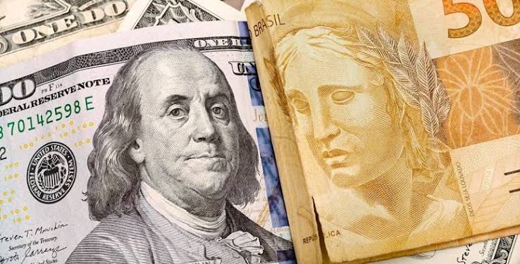 Real se descola do exterior com trade eleitoral e dólar fecha em R$ 5,10