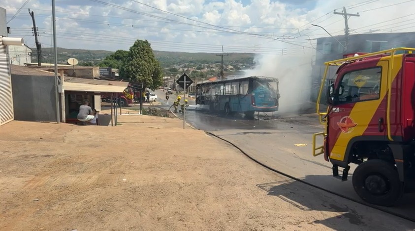 Ônibus pega fogo no centro de Santo Antônio do Descoberto
