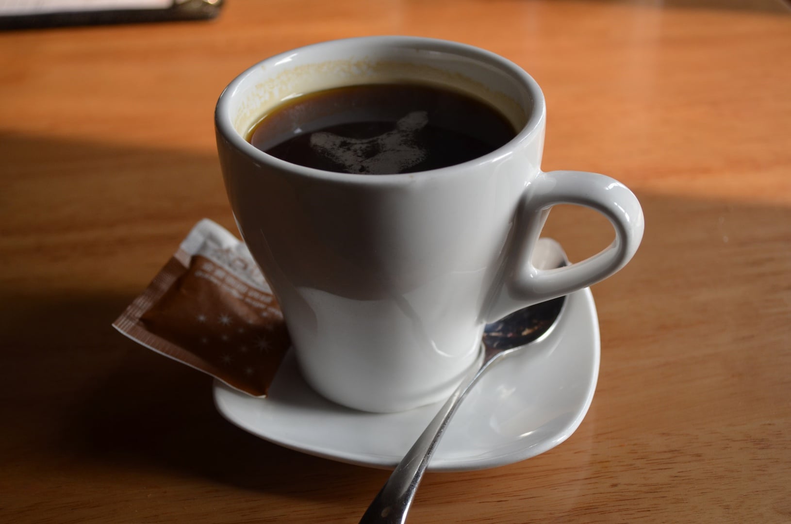 Café, inclusive descafeinado, pode favorecer o eixo intestino-cérebro
