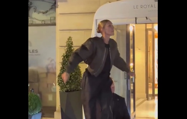 Céline Dion tira os sapatos e canta sobre capô de carro para fãs em Paris
