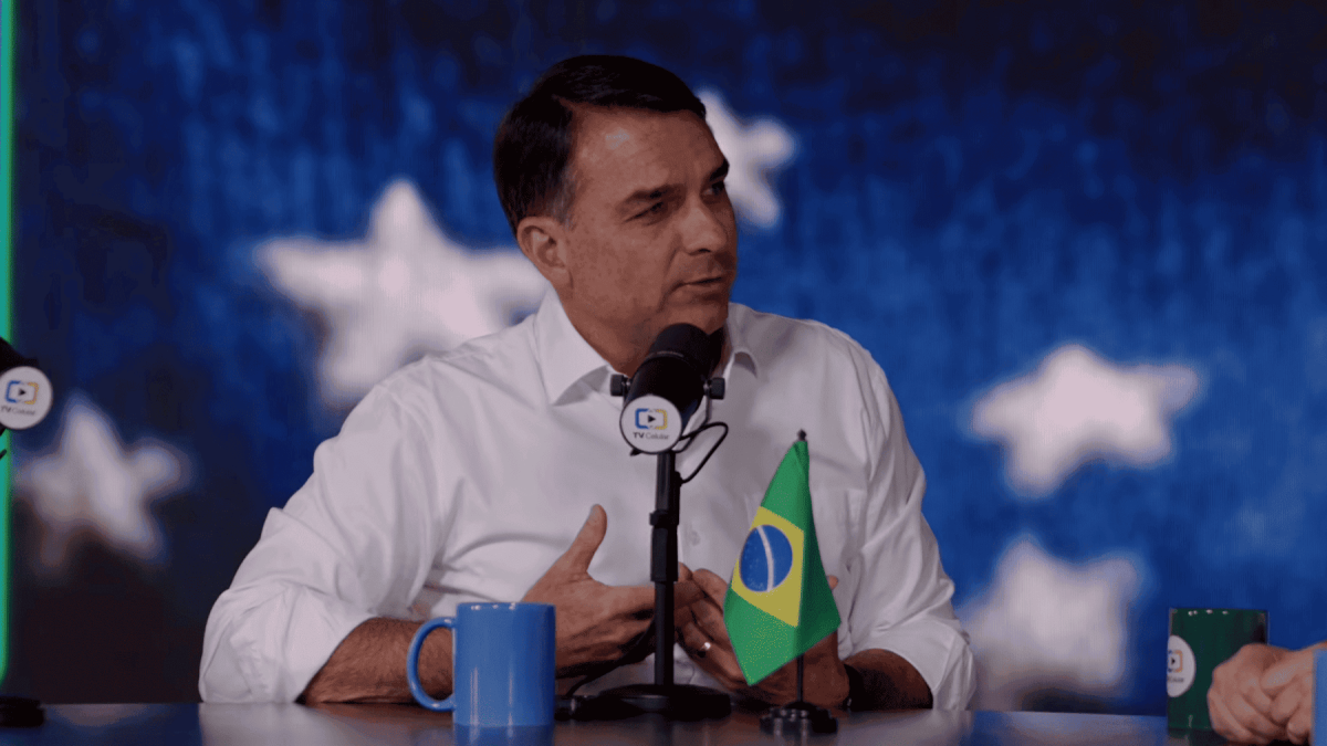 Flávio Bolsonaro critica Lula e diz que não promete picanha ou caneta