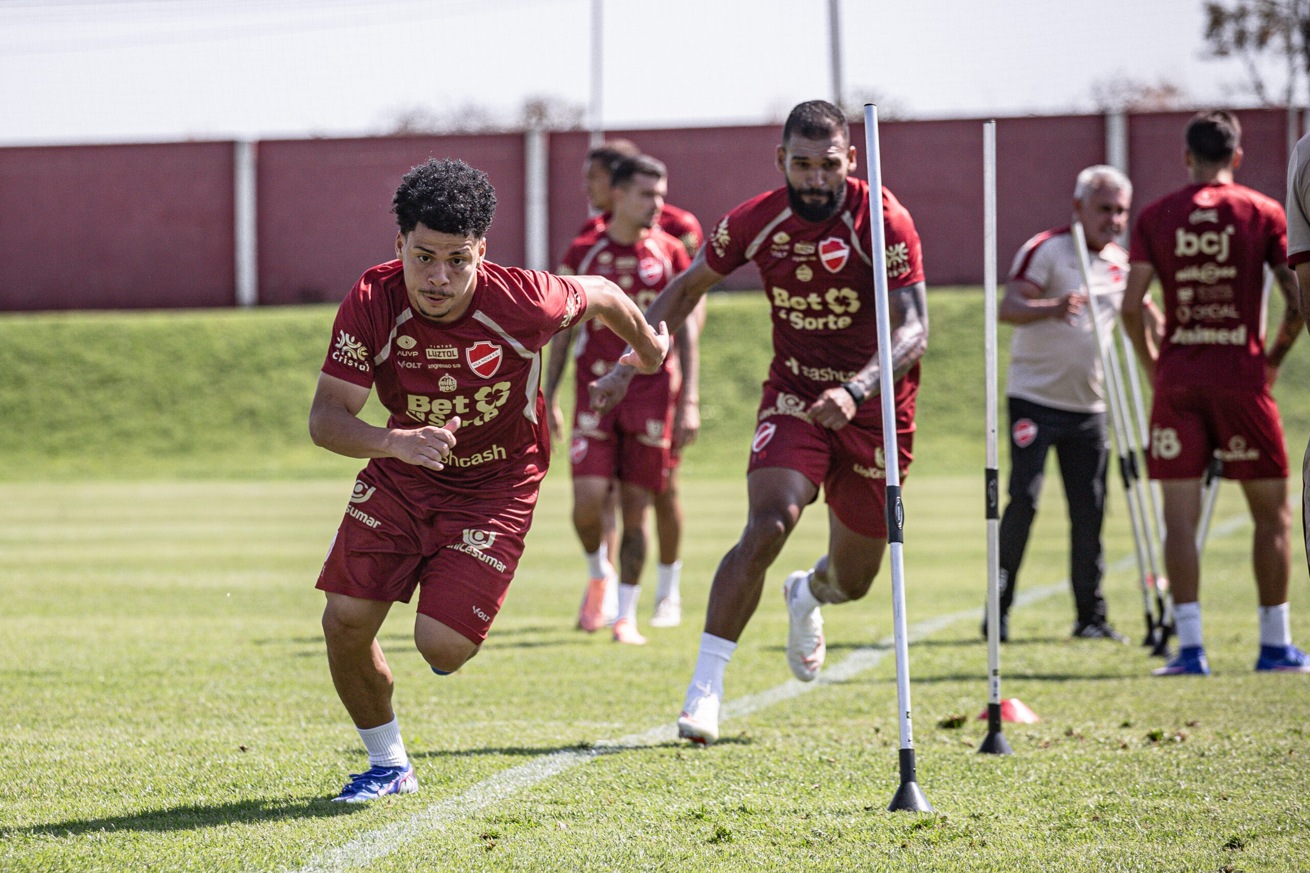 Vila Nova enfrenta América-MG mirando liderança da Série B