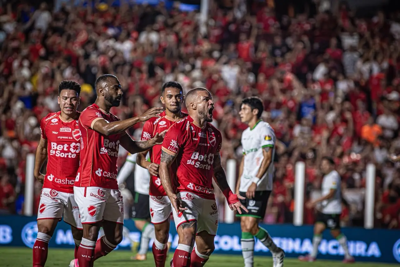 André Luis decide, Vila Nova vence o América-MG e assume a liderança da Série B