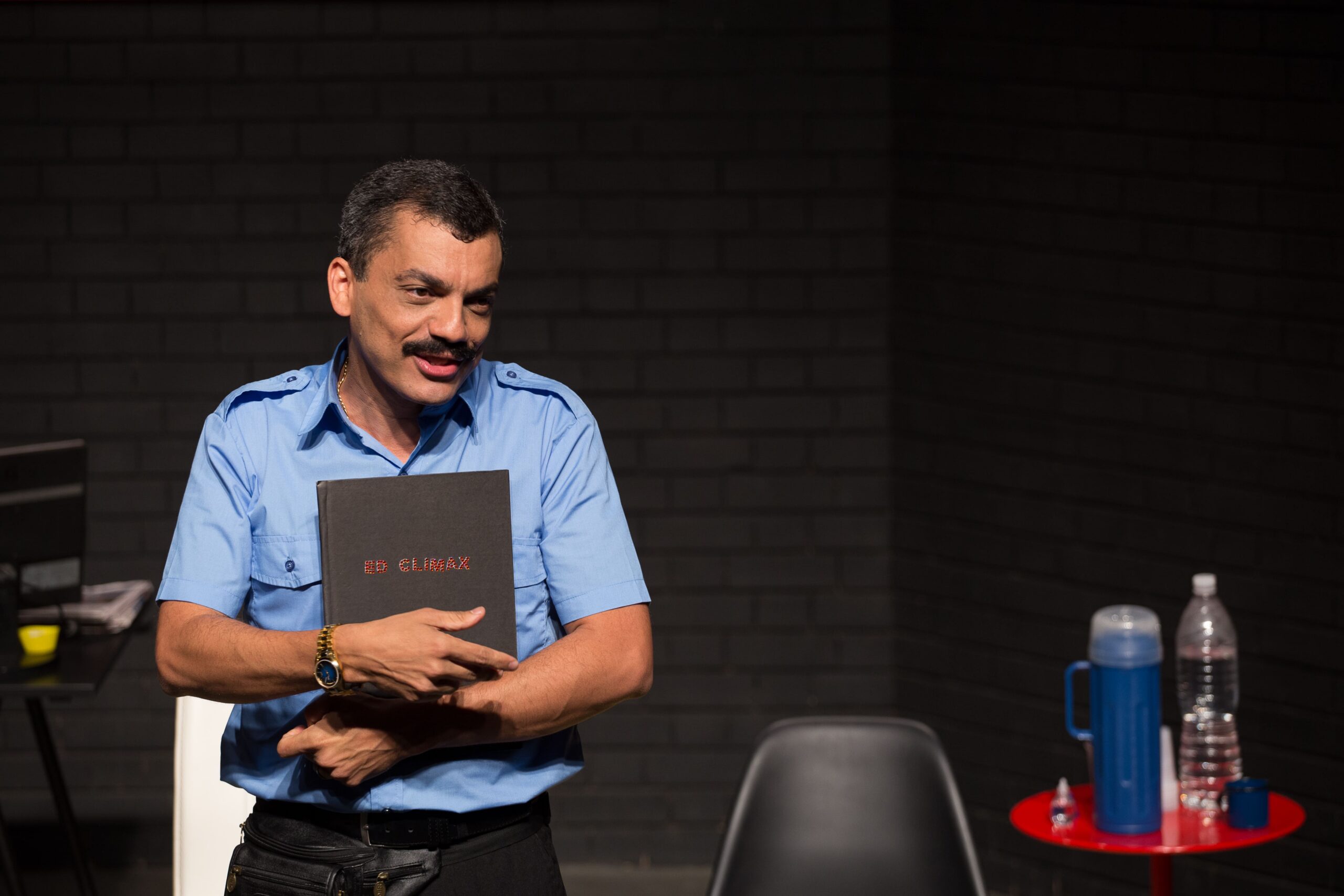 Alexandre Lino apresenta “o Porteiro – a Comédia” em Goiânia