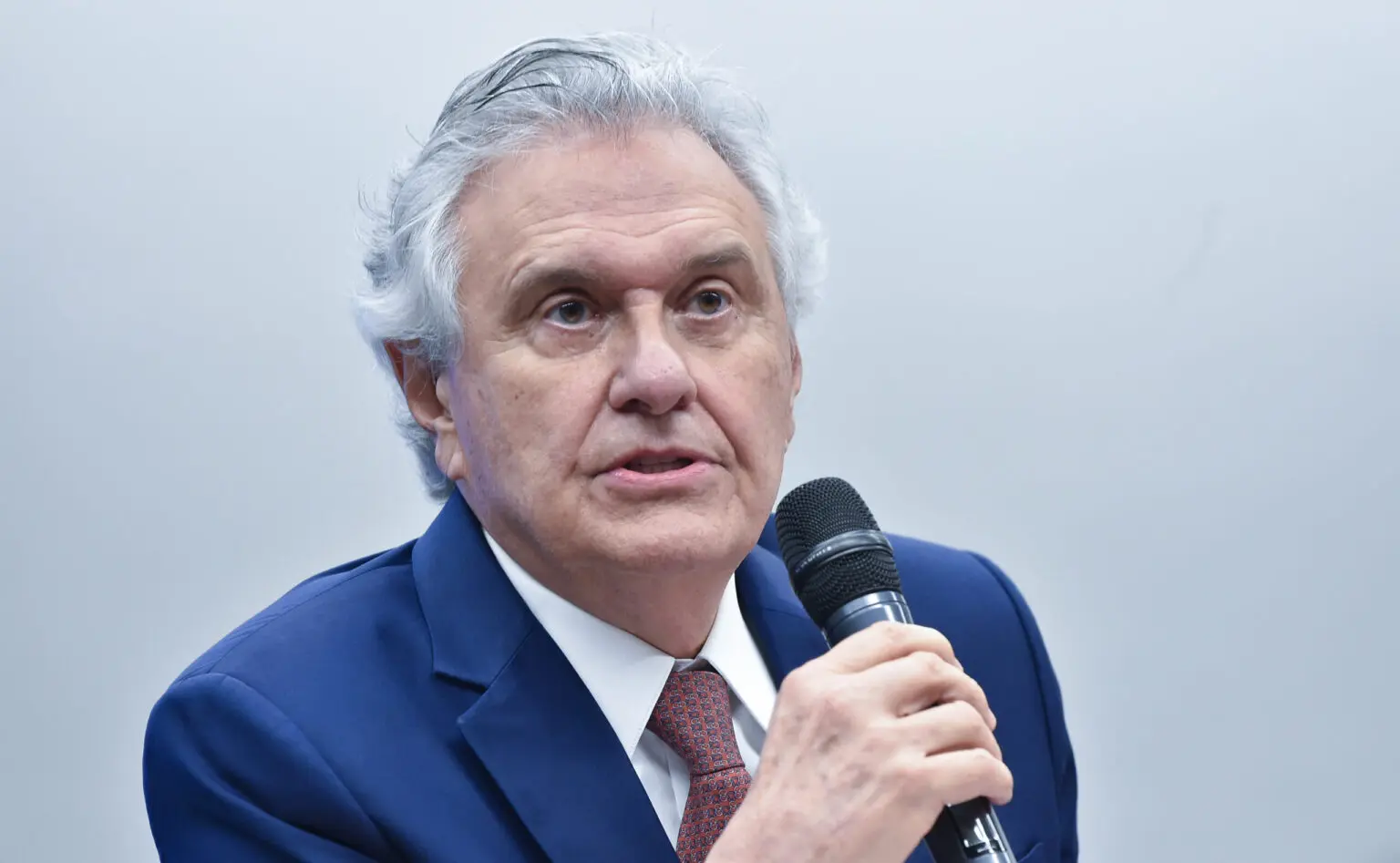 Caiado promete reduzir juros a 7% e defende cortes “na carne” nos gastos públicos