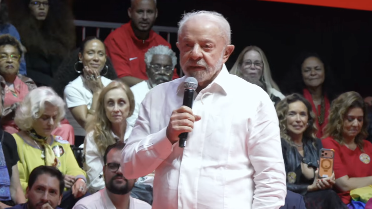 Lula aciona TSE após ser chamado de "pai do Tigrinho" por Flávio Bolsonaro