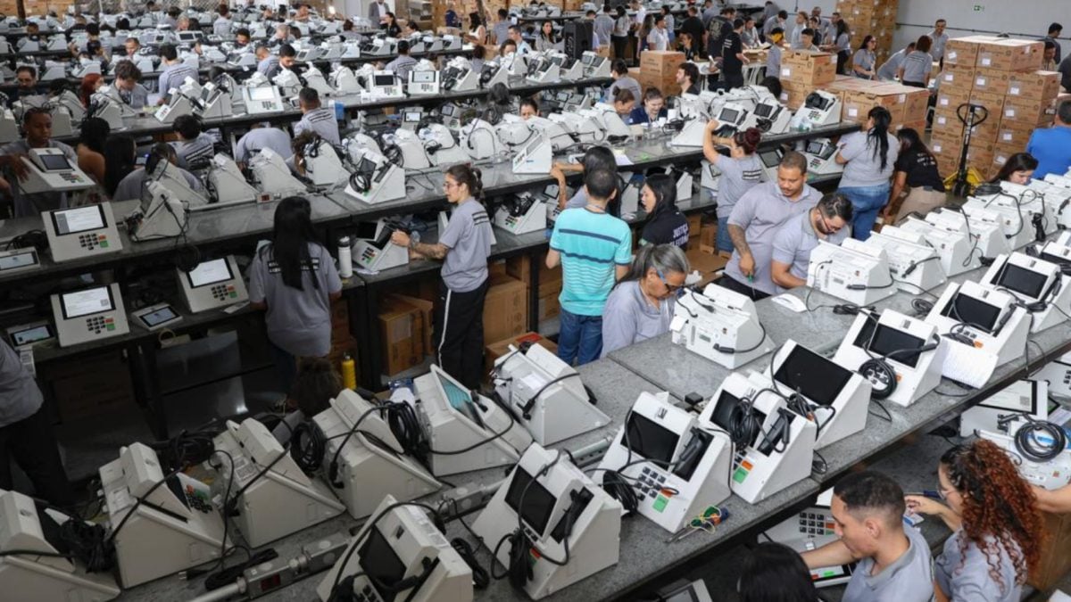 Urnas eletrônicas usadas em Brasília começam a ser lacradas para eleições de 2026
