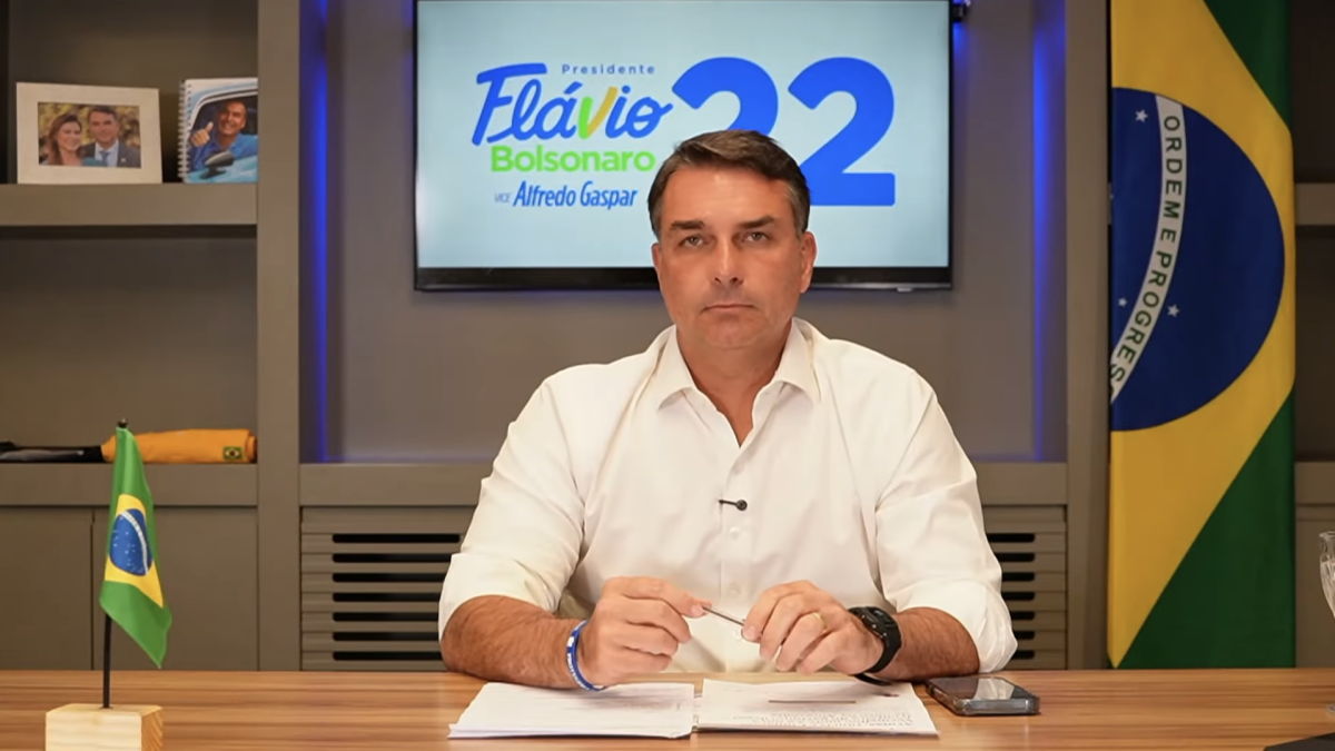 Flávio Bolsonaro realiza live em canal do YouTube