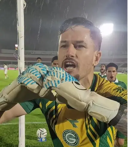 Tadeu falha, marca pênalti e Goiás vence Botafogo-SP de virada na Série B