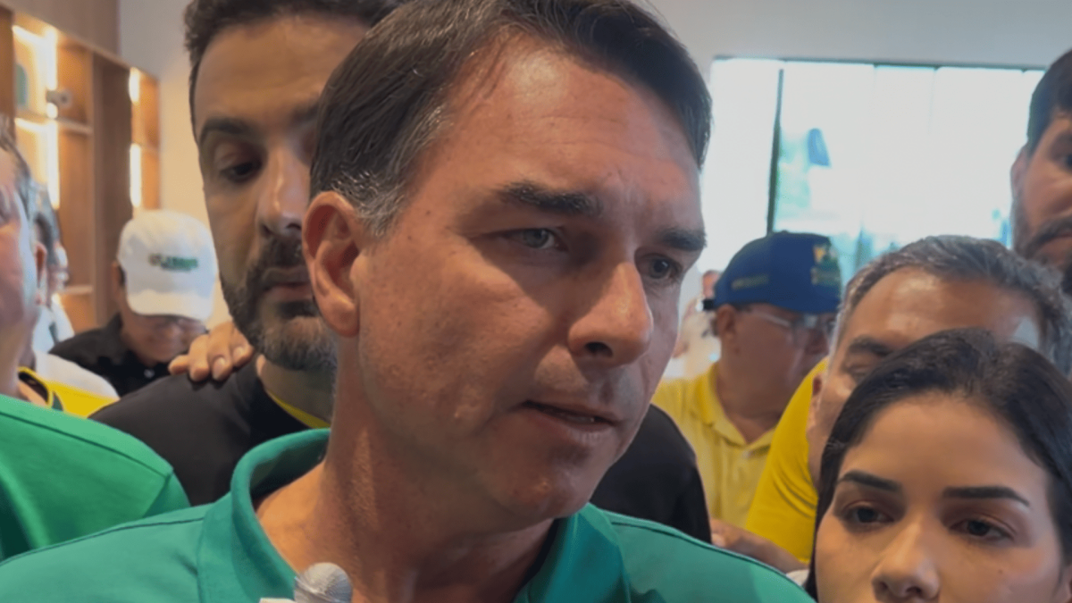 Flávio Bolsonaro acusa Flávio Dino de perseguição no STF