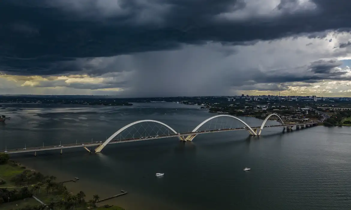 Defesa Civil emite alerta para tempestades e rajadas de vento no DF
