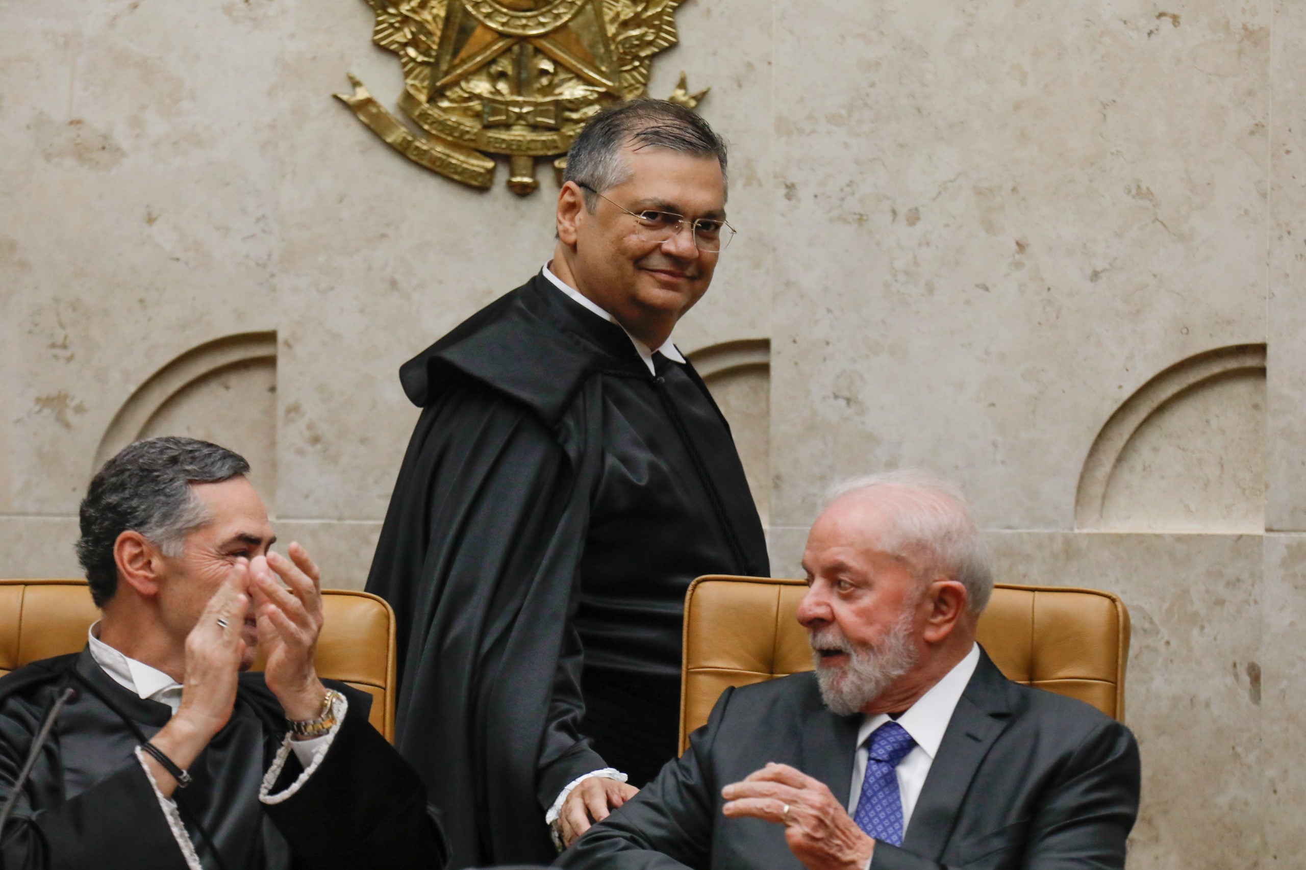 Flávio Bolsonaro critica ligação de Lula para Dino em evento oficial