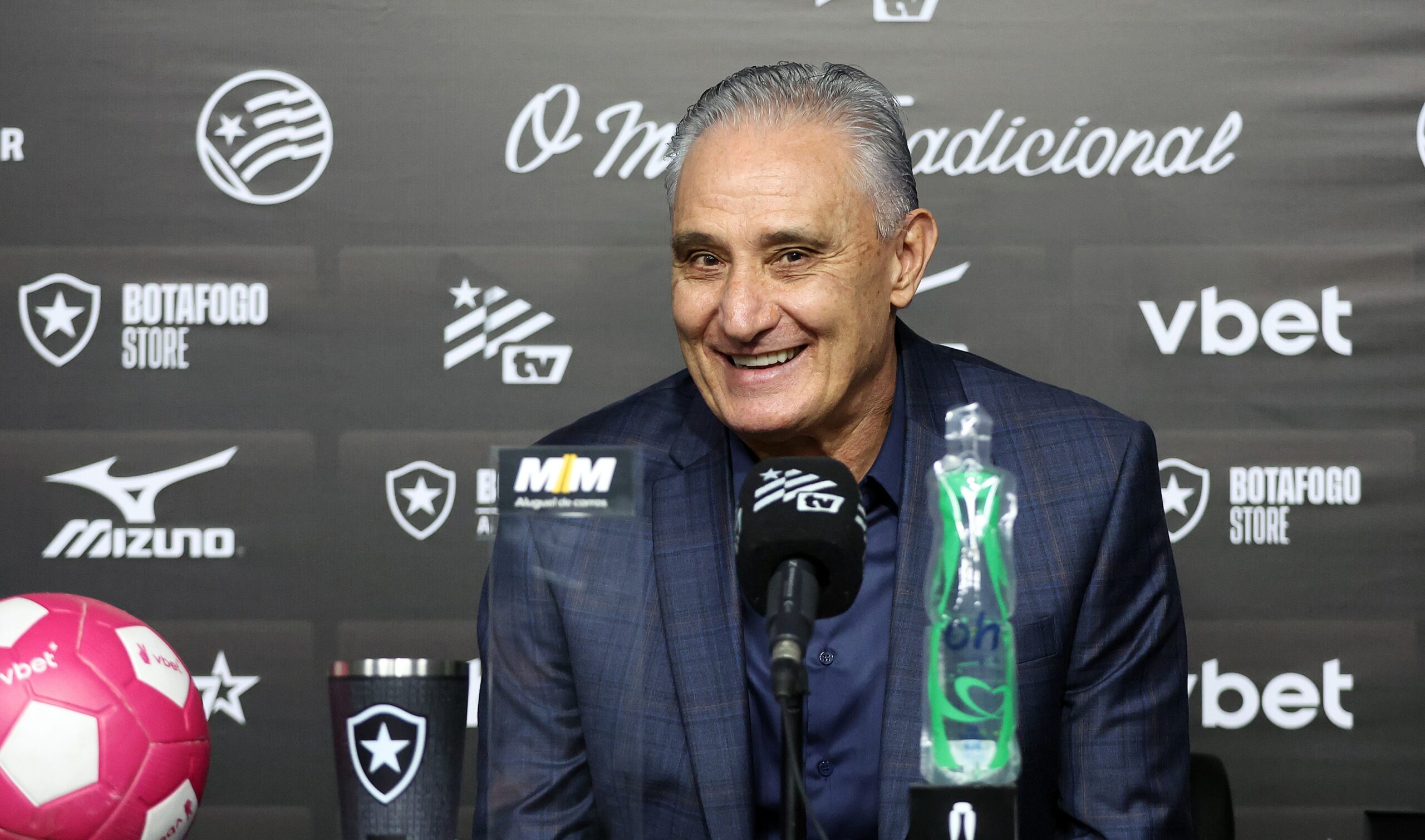 Tite é apresentado no Botafogo para reta final do Brasileirão