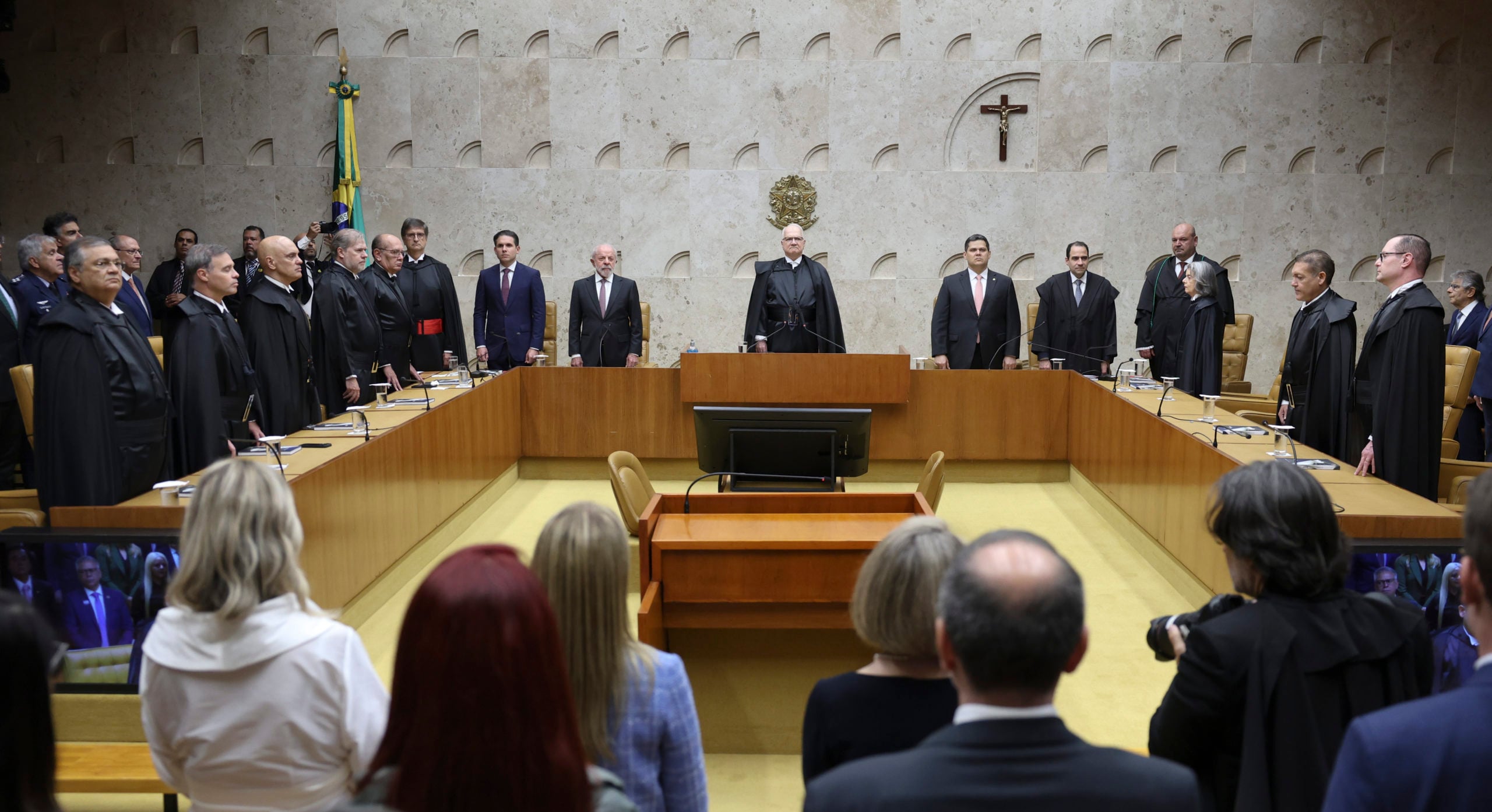STF decidirá se crise humanitária dispensa visto para reunião familiar