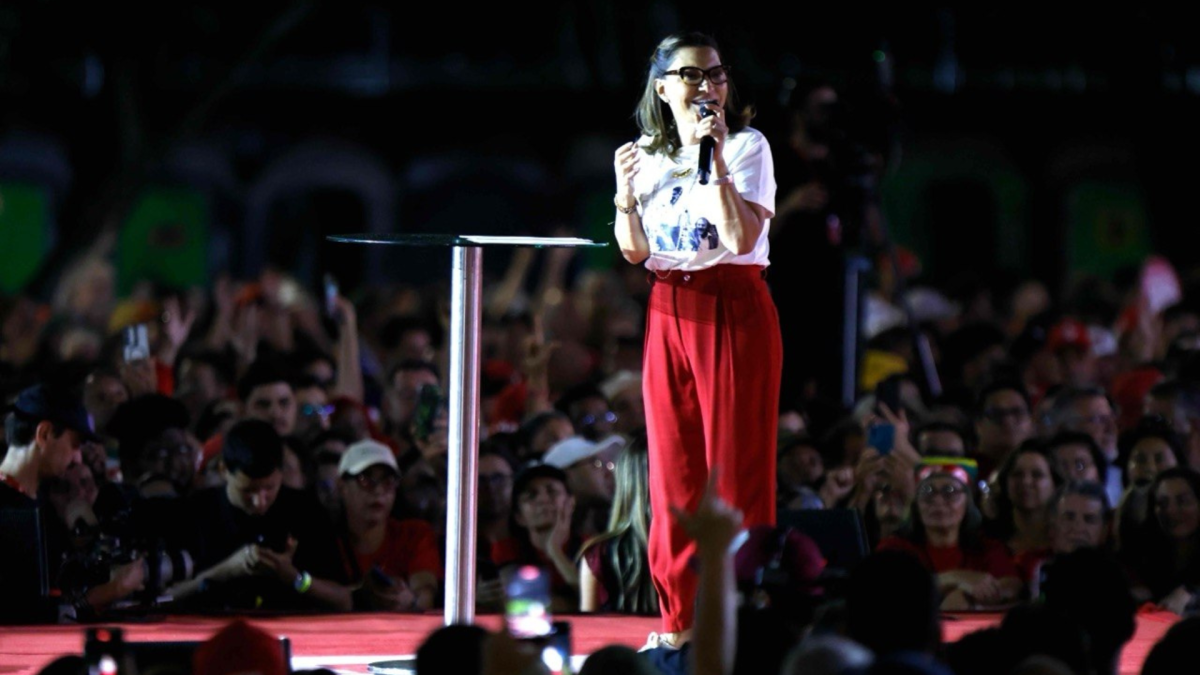 Janja critica família Bolsonaro e usa termo “Bolsonara” em comício no DF