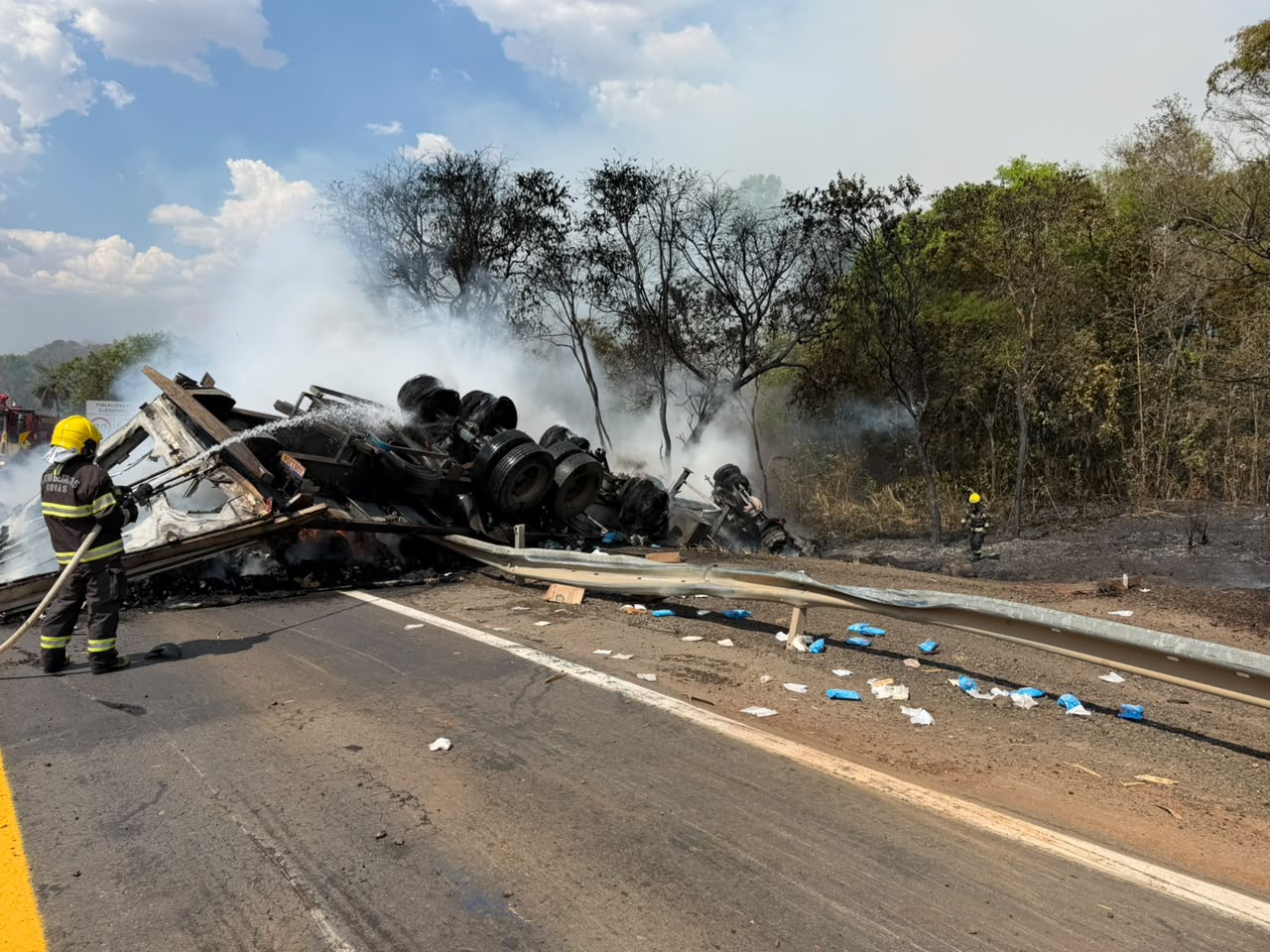 Carreta pega fogo após acidente e deixa uma pessoa morta na BR-153, em São Luiz do Norte