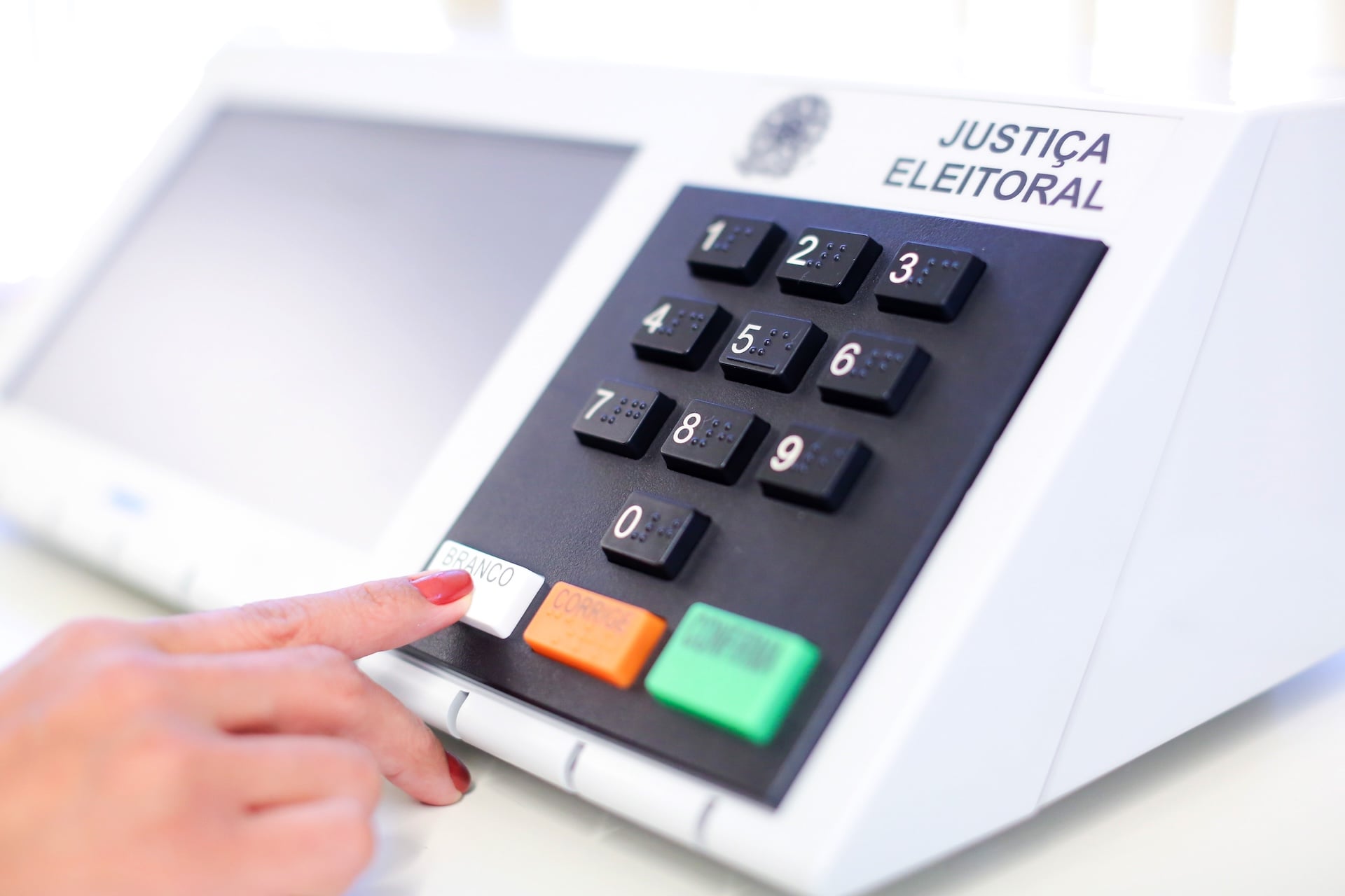 Paes lidera pesquisa no RJ com 43,1%; Douglas Ruas aparece com 26,7%