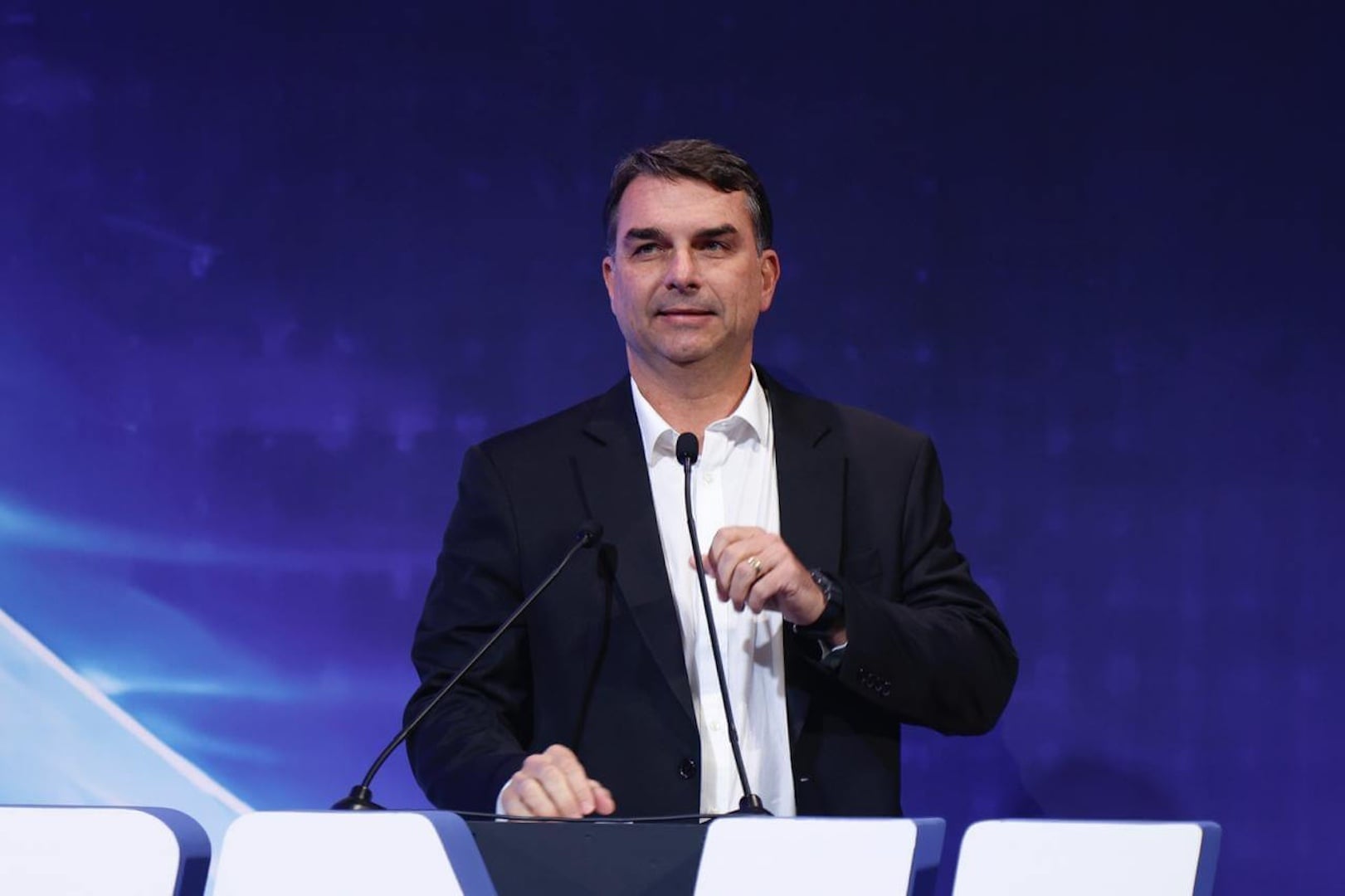 Flávio aciona TSE pela 15ª vez contra Lula por uso da máquina
