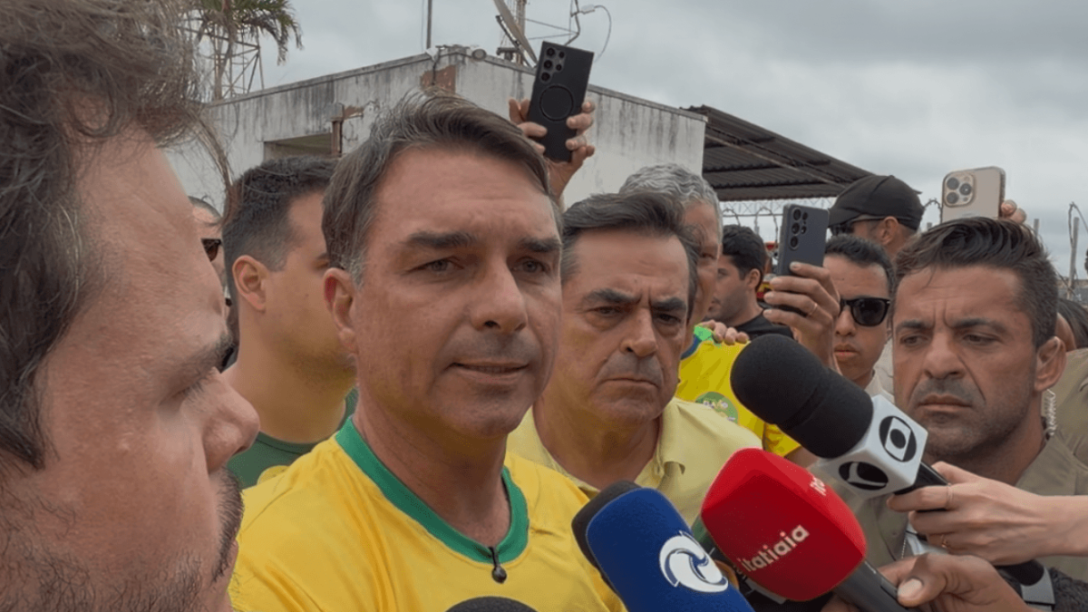 Mundo espera troca de presidente para investir no Brasil, diz Flávio