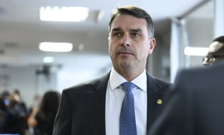 Flávio Bolsonaro diz que reajuste do Bolsa Família durante eleições é ilegal