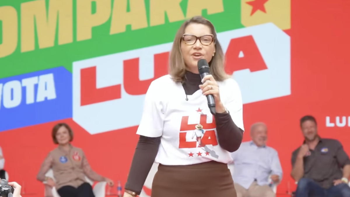Janja é interrompida em comício e apoiadores reagem com gesto ofensivo