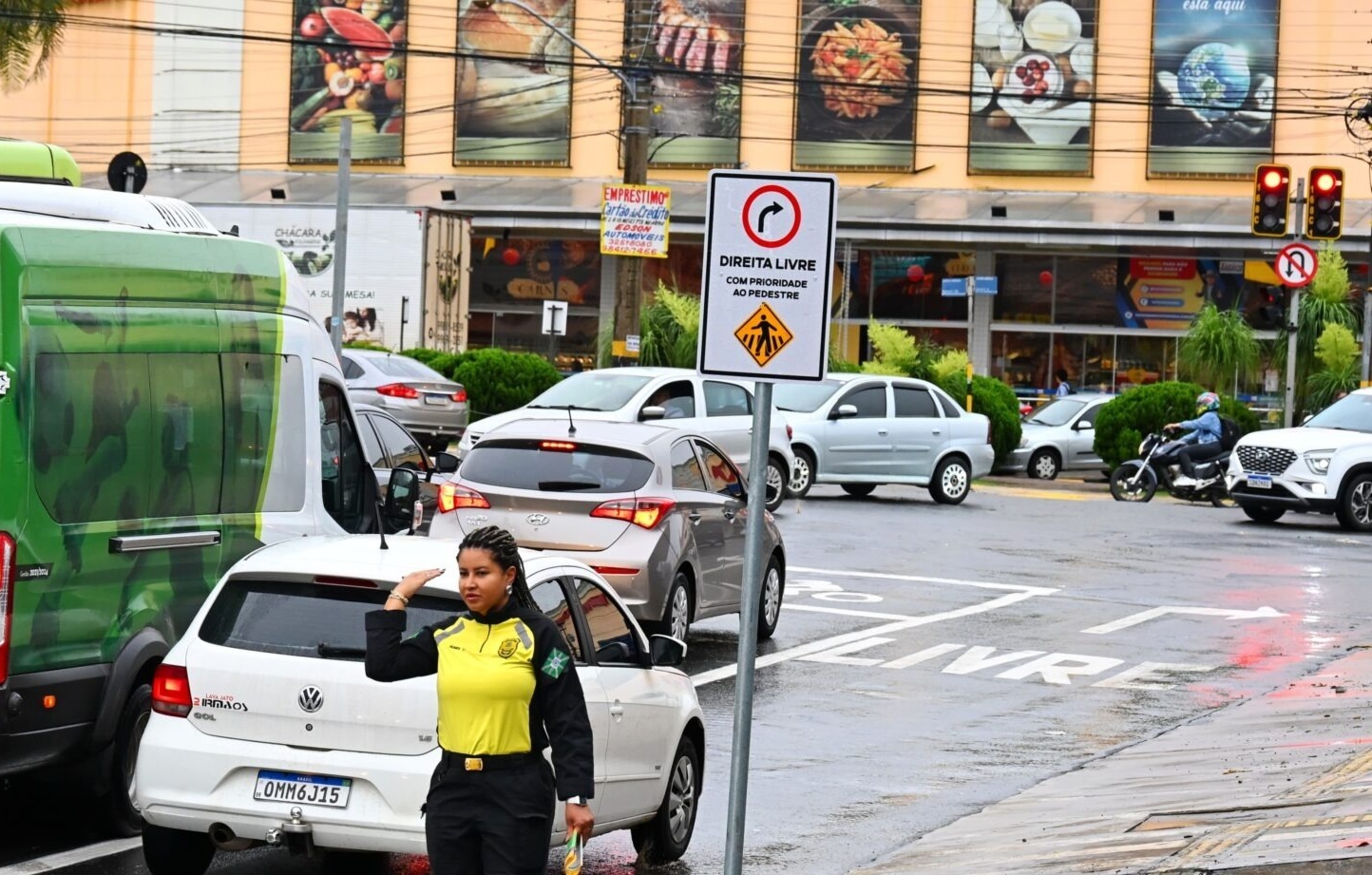 Prefeitura reforça sinalização de direita livre em 84 cruzamentos de Goiânia