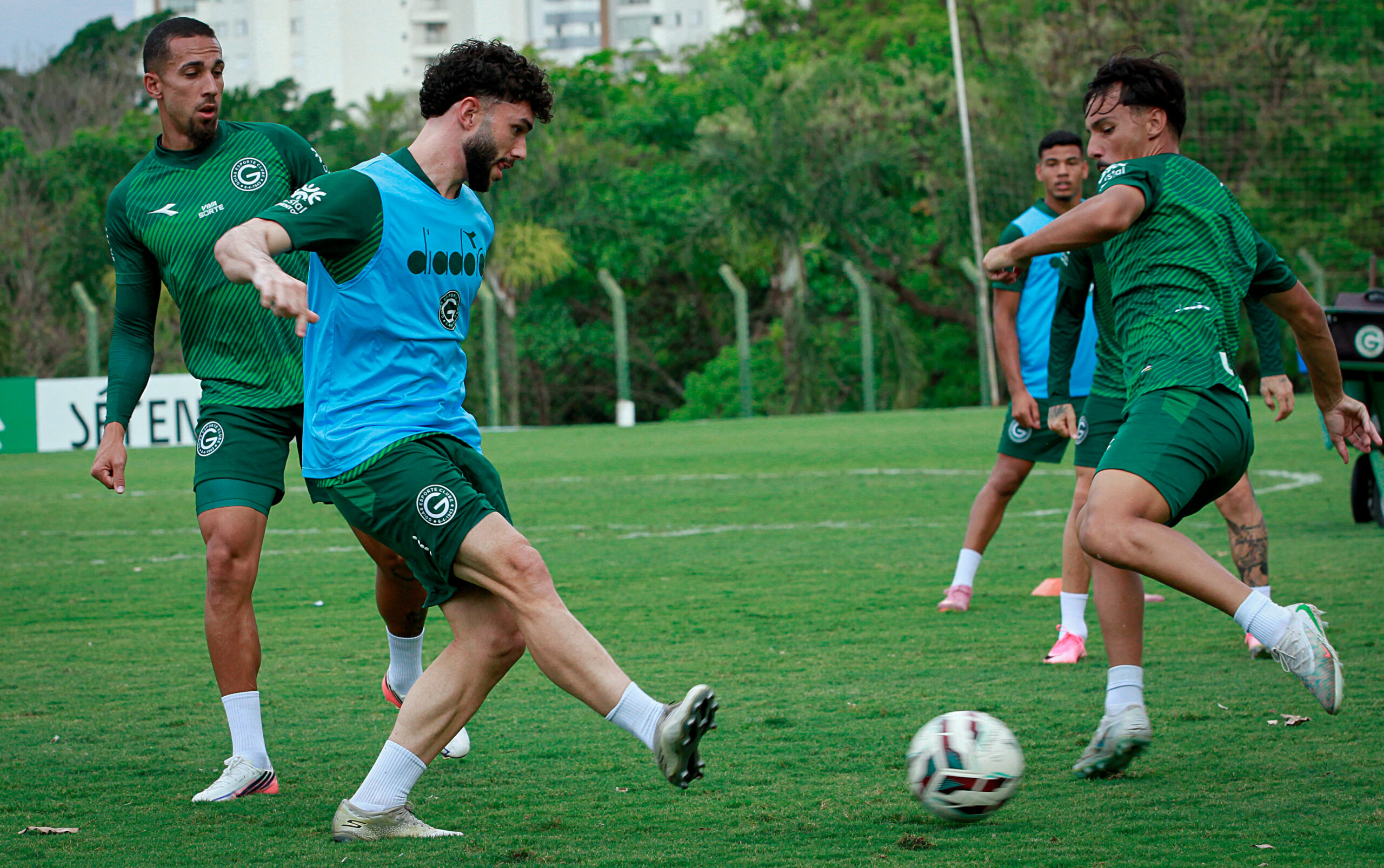 Goiás e Atlético-GO se enfrentam em clássico decisivo pela Série B