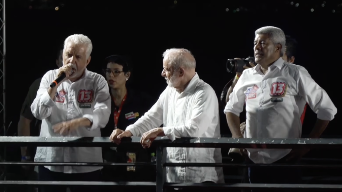 Em comício na Bahia, Jaques Wagner dispara contra Flávio Bolsonaro: 'Miúdo de cabeça' e 'lambe-botas' dos EUA
