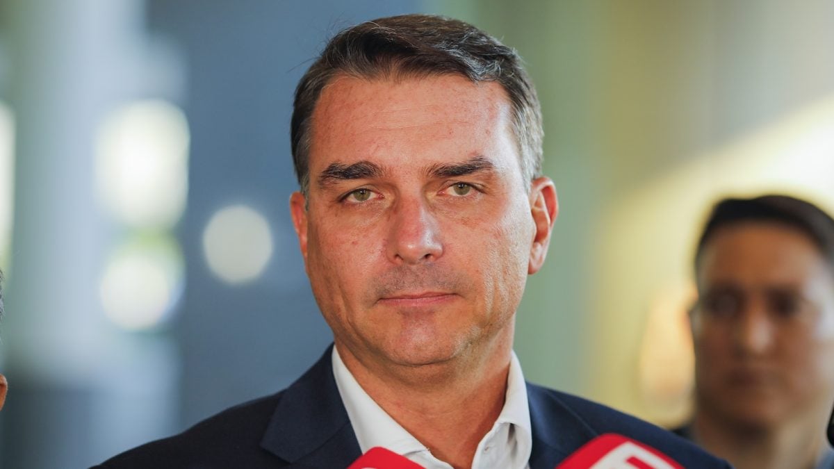 Flávio Bolsonaro pede a Fux anulação de decisão de Dino sobre postagem religiosa