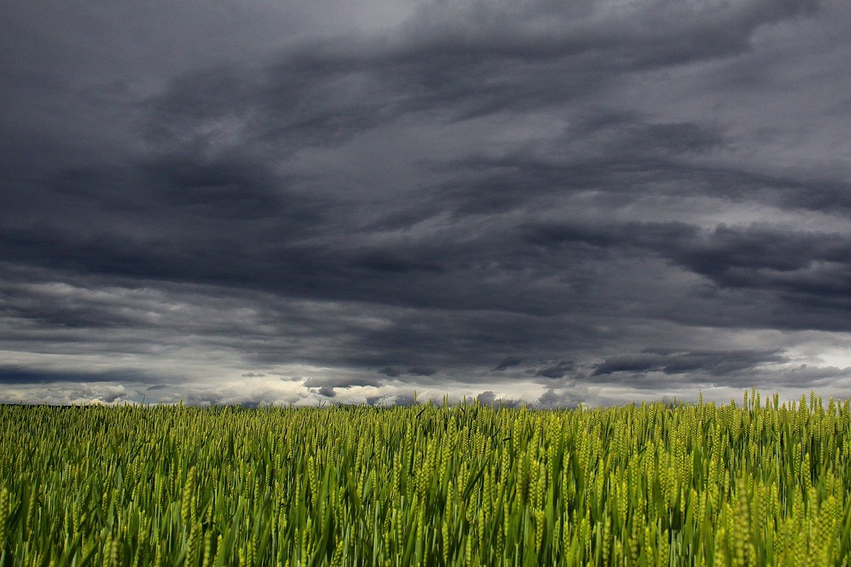 Semana começa com alerta de tempestade no Sul e baixa umidade no Centro-Oeste e no Nordeste