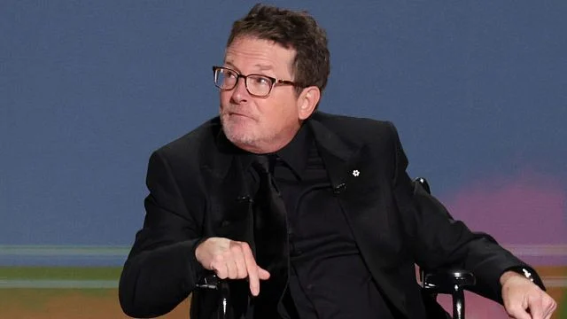 Michael J. Fox recebe prêmio humanitário no Emmy e fala sobre Parkinson