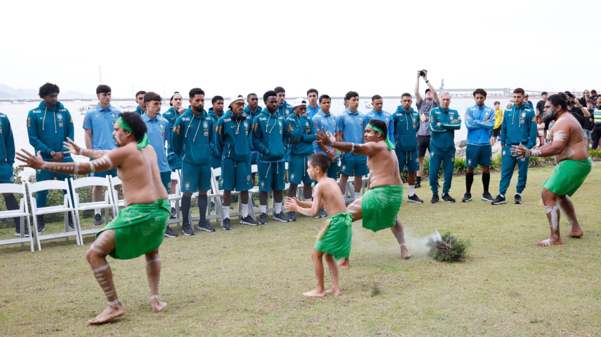 Seleção Brasileira é recebida com ritual tradicional de povos originários na Austrália