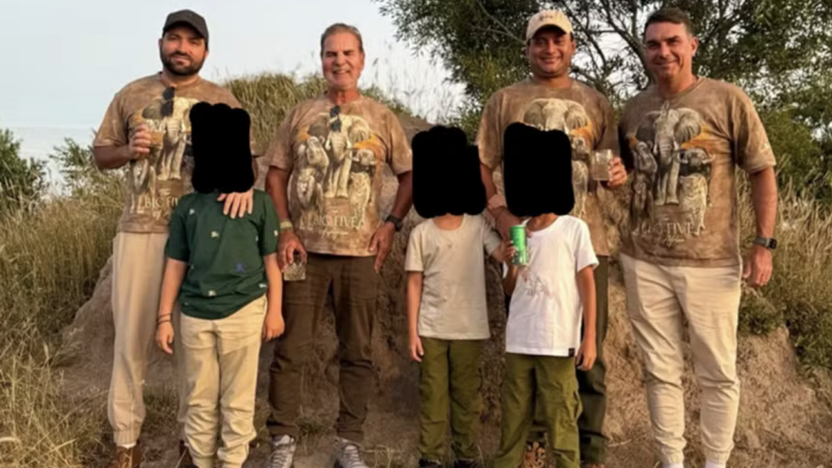 Foto de Flávio Bolsonaro em safári na África do Sul mostra grupo com investigados do INSS