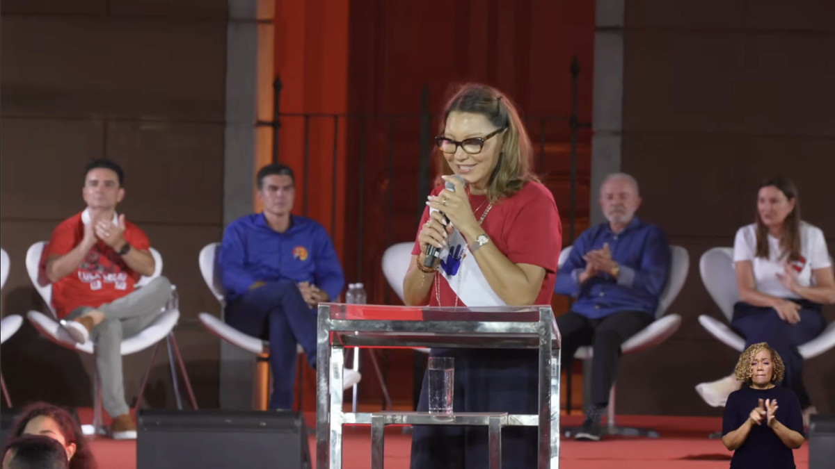 Janja critica Flávio Bolsonaro e associa clã a milícia em comício