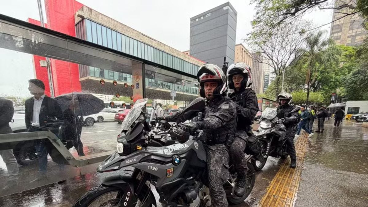 PM de SP cria batalhão com duplas em motos e fuzis