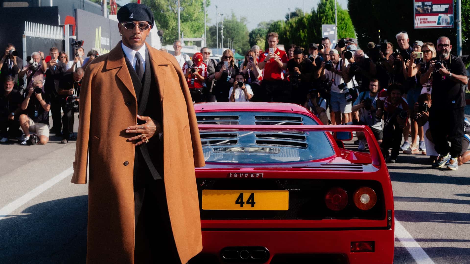 Coincidência ou destino: Ferrari F40 de Lewis Hamilton traz o número 44 gravado no motor
