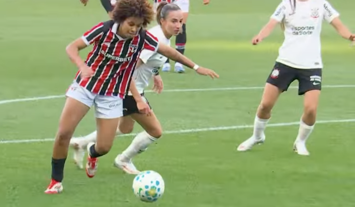Com bets nas camisas, São Paulo vence Corinthians no futebol feminino