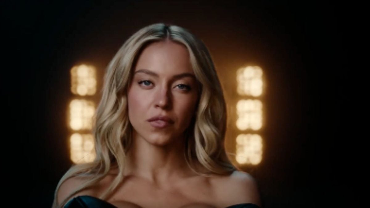 Campanha com Sydney Sweeney seminua recebe críticas de atletas