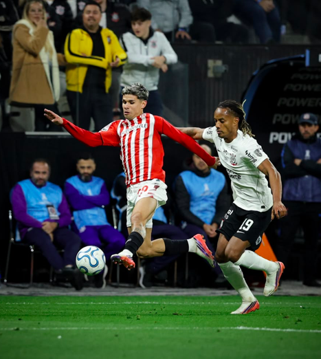 Corinthians sente peso da Libertadores e Memphis perde pênalti decisivo