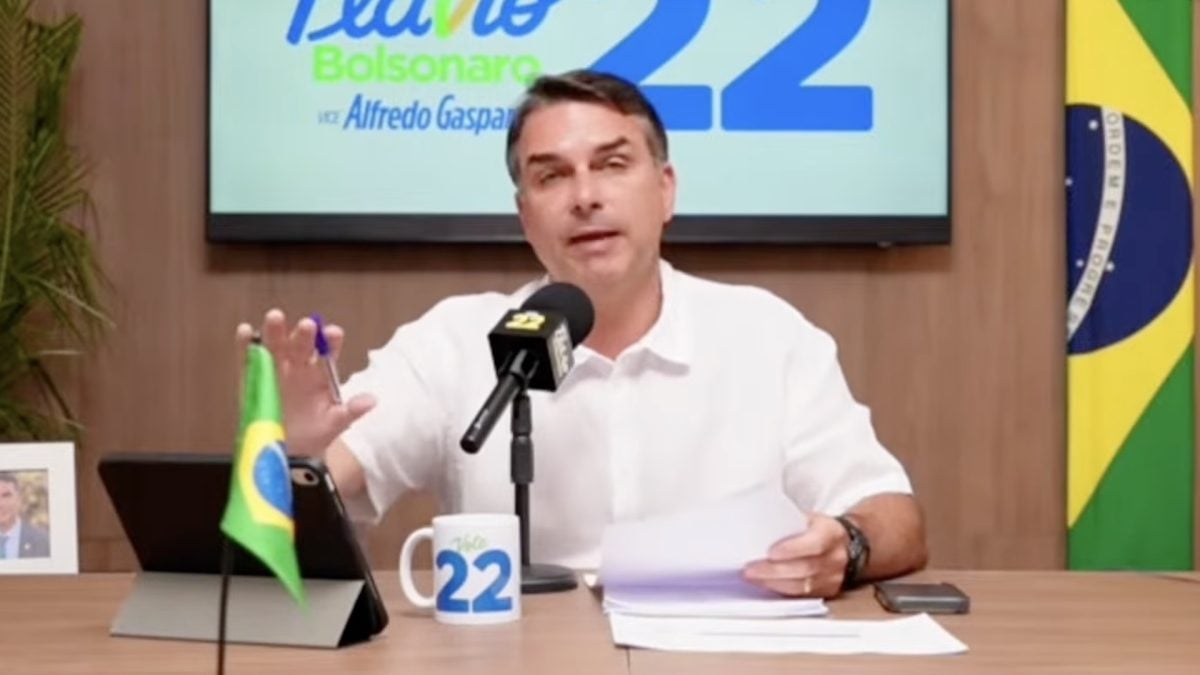 Flávio Bolsonaro propõe recrutar fiscais para as urnas em 2026