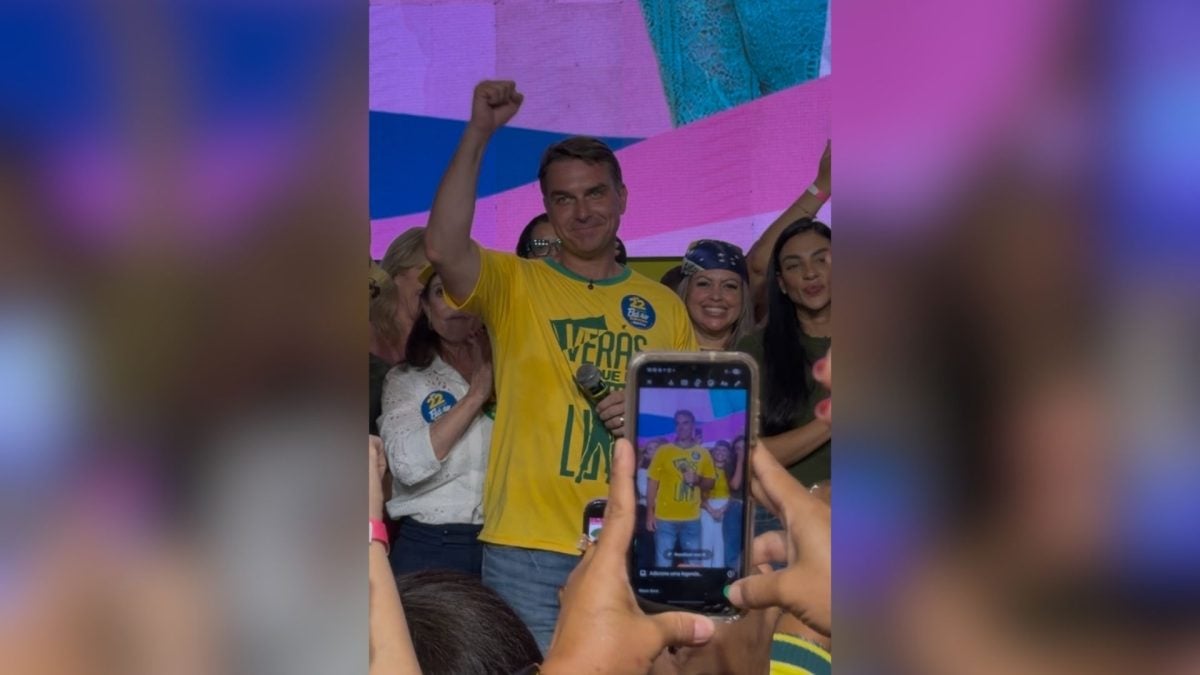 Flávio Bolsonaro promete crédito e creches para mulheres e ação policial rápida contra agressores