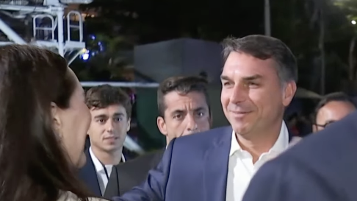 Flávio chega a debate da Band acompanhado de aliados estratégicos
