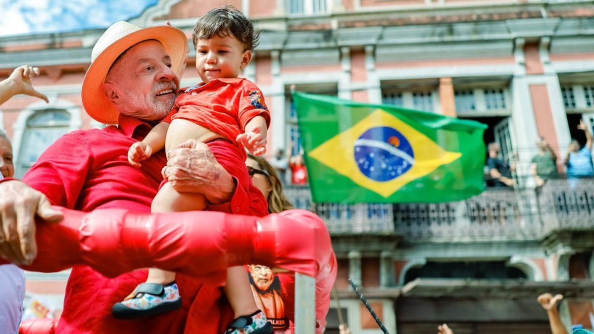 Lula defende fim da escala 6x1 e critica clã Bolsonaro em ato em Juiz de Fora