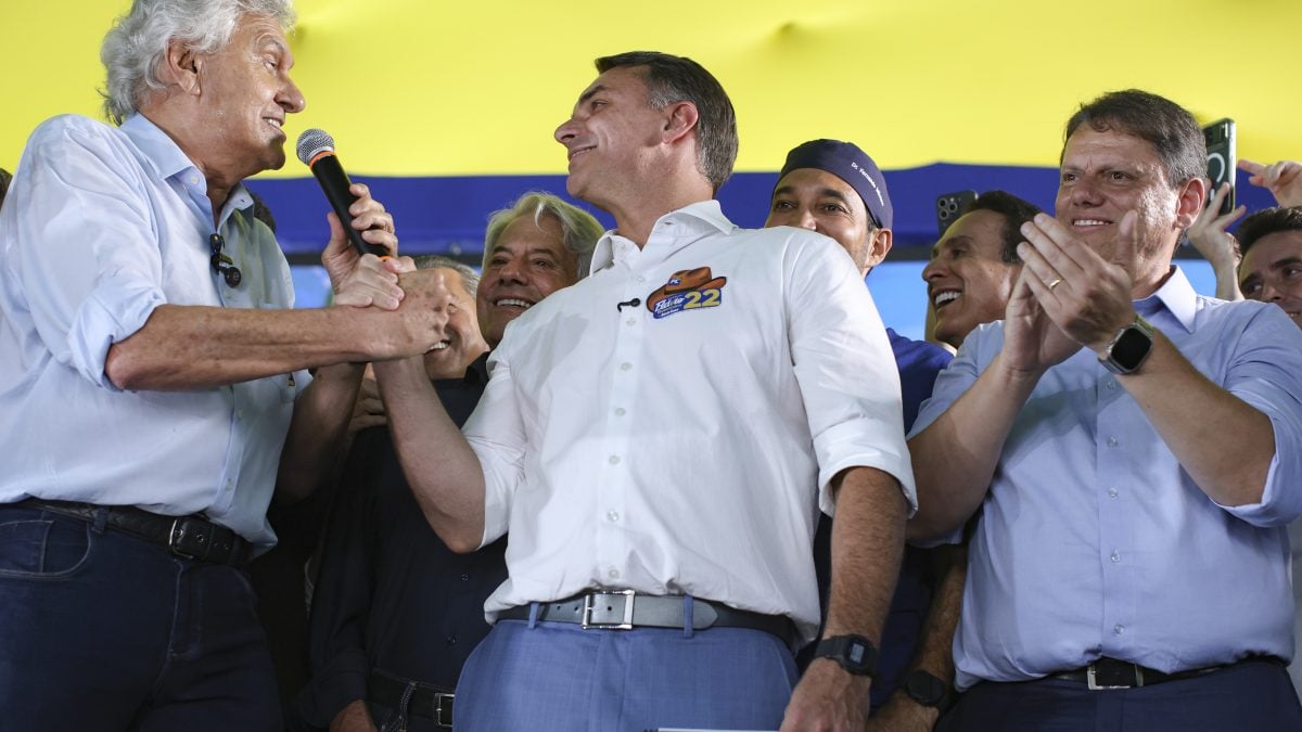 Flávio Bolsonaro fala em usar maioria no Congresso para mudar a Constituição