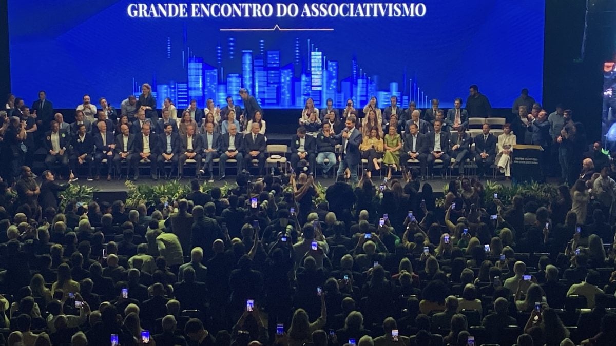 Flávio Bolsonaro considera modelo de El Salvador "pouco" para segurança no Brasil