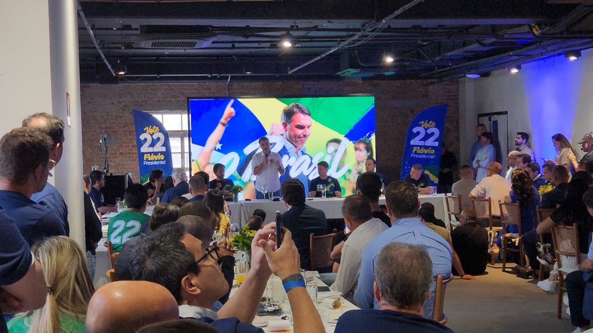 Flávio Bolsonaro critica Lula e afirma que presidente "não aprendeu nada na cadeia"