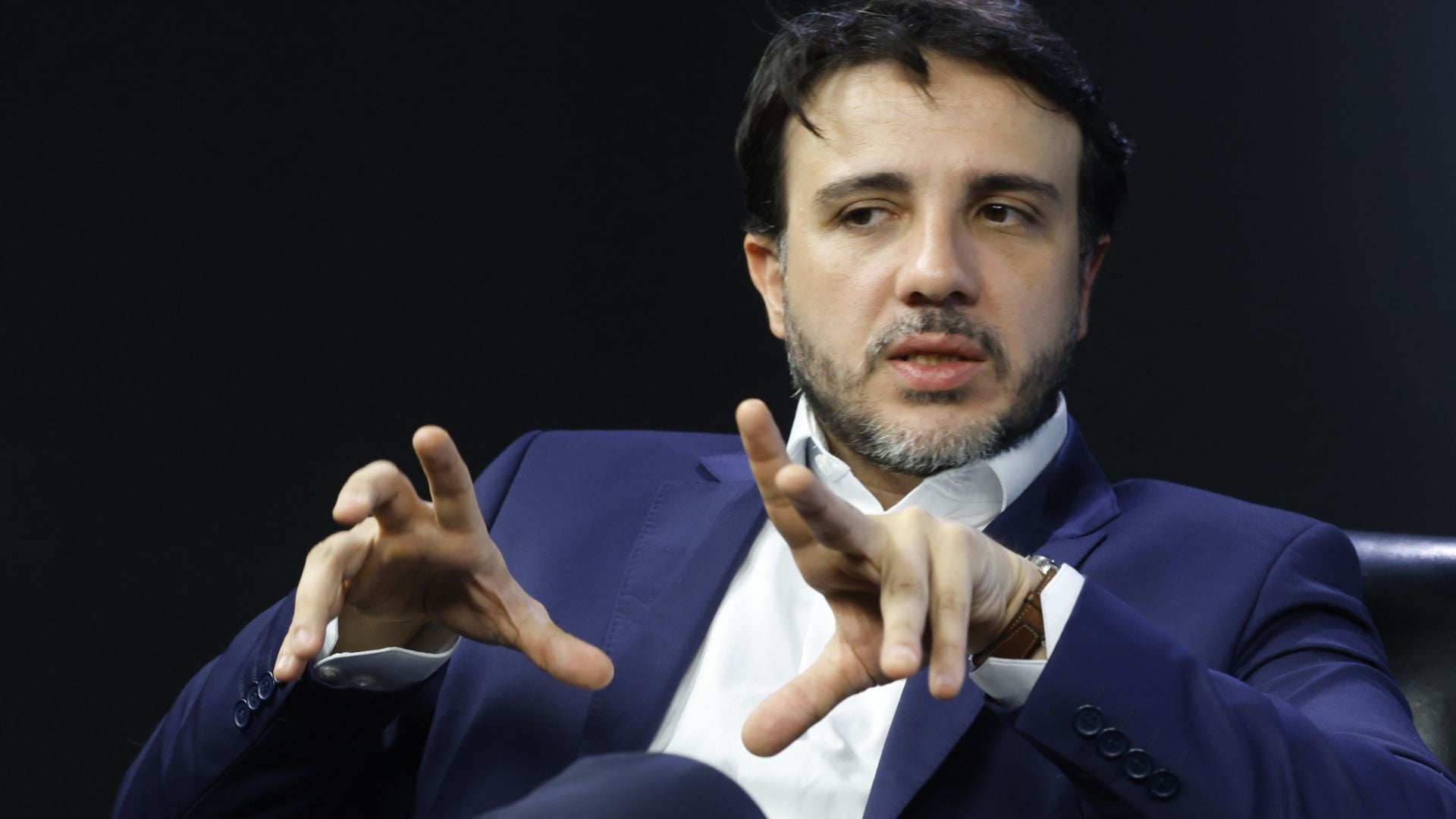 Renan Santos acusa Flávio Bolsonaro de fugir de debate por medo